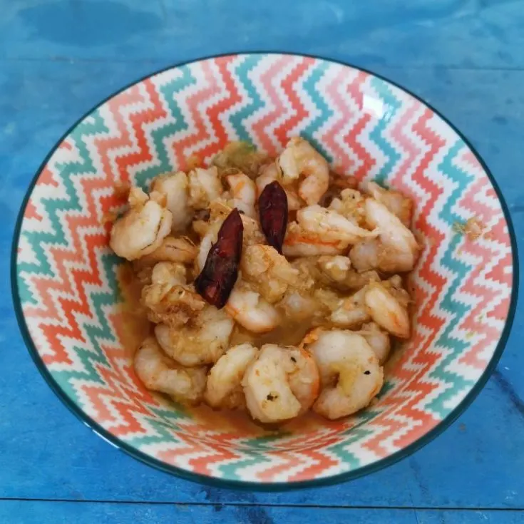 Recette de Gambas al Ajillo (crevettes à l'ail espagnoles) avec du beurre et du Sherry 2 Gambas al Ajillo in a small bowl.