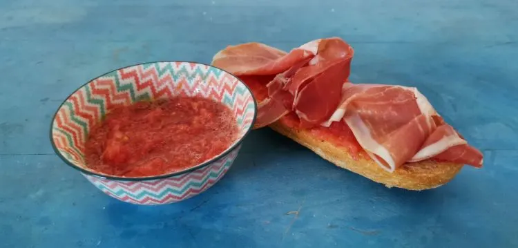 Panela com tomate, jamón e aceite