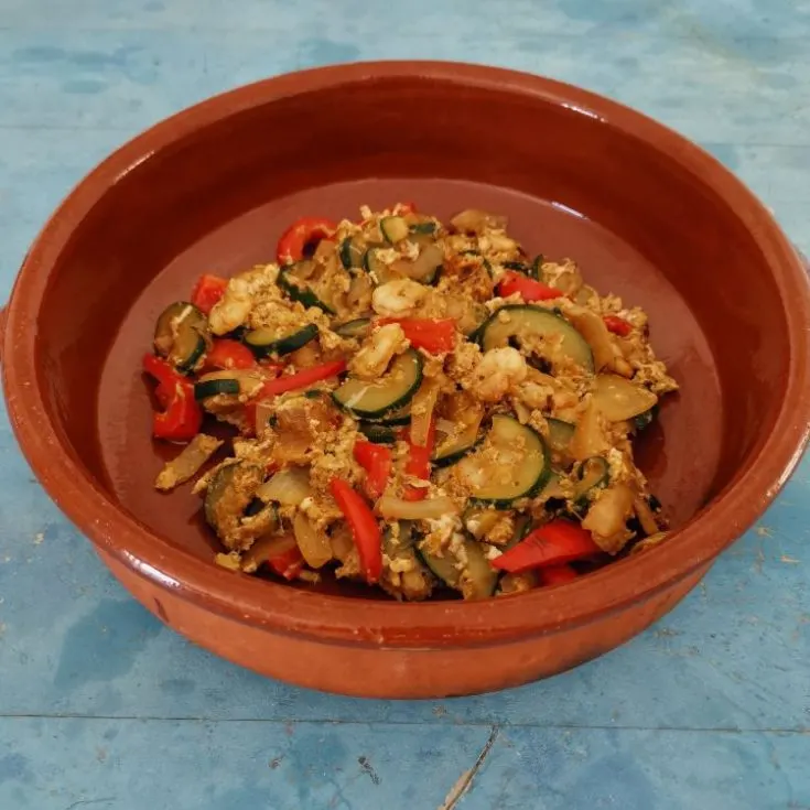 A bowl with Revuelto de Gambas