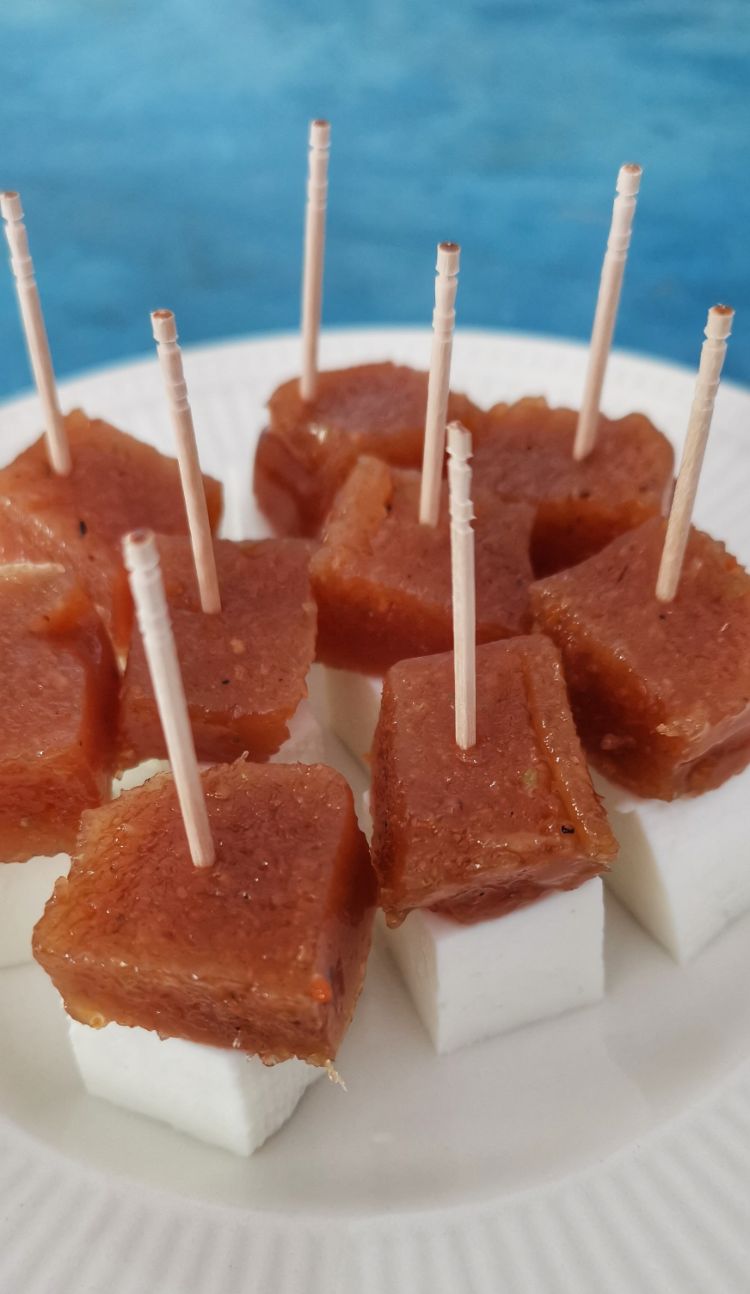 Quince Paste with Cheese Recipe (Dulce de Membrillo con Queso Fresco) 1 Queso fresco con dulce de membrillo cheese with quince paste