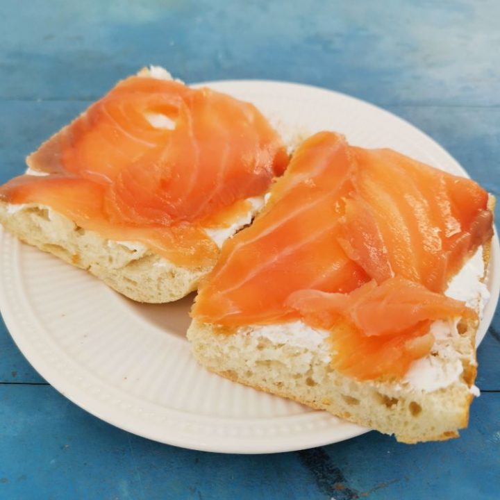 Ricetta Salmon Ahumado con Crema de Queso (Tapas di salmone affumicato)