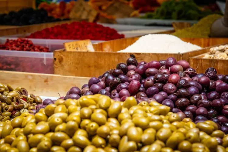 Olive spagnole in un mercato