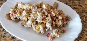 Ovos mexidos com cogumelos e receitas de presunto