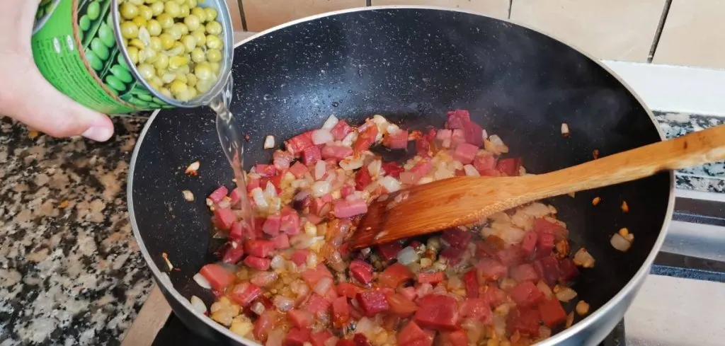 Ricetta piselli e prosciutto spagnolo Guisantes con Jamon