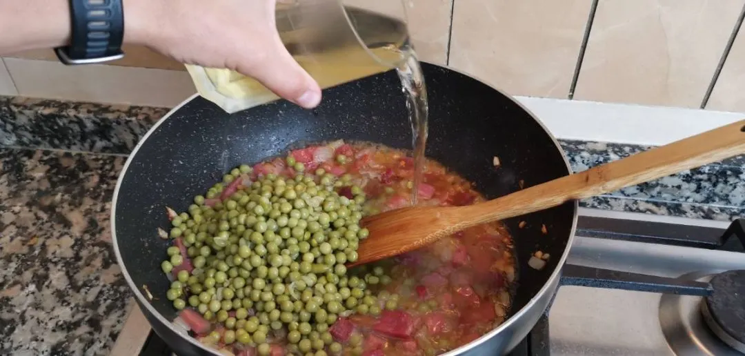 Spanish Peas and Ham Recipe (Guisantes con Jamón)