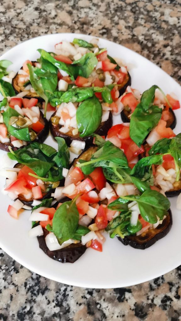 Berenjena a la Parrilla met Vinagreta de Tomate