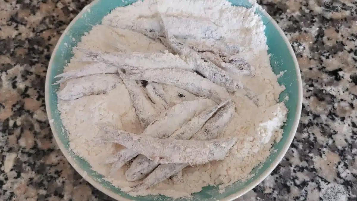 Spanish Fried Anchovies Recipe (Boquerones Fritos Españoles)
